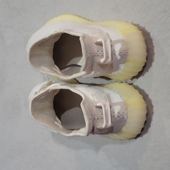 Yeezy Boost 350 V2 Sneakers - Picture 3 of 16